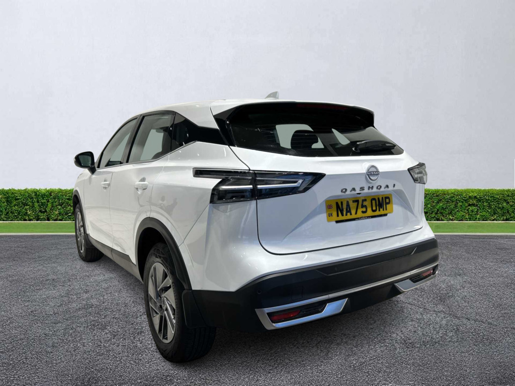 Nissan Qashqai 1.3 Dig-t Mh Acenta Premium NA75OMP White #2
