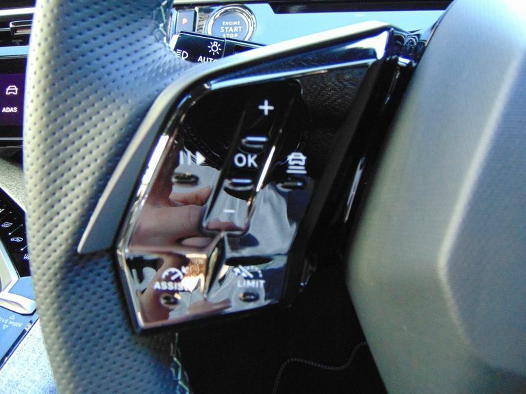 Peugeot 5008 1.2 Hybrid 145 Gt E-dsc6 Black #4