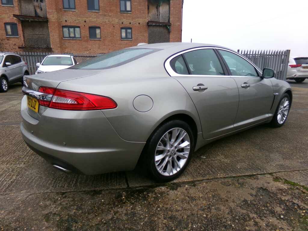 Jaguar XF Saloon 2.2 D Premium Luxury 2011 Gold #4