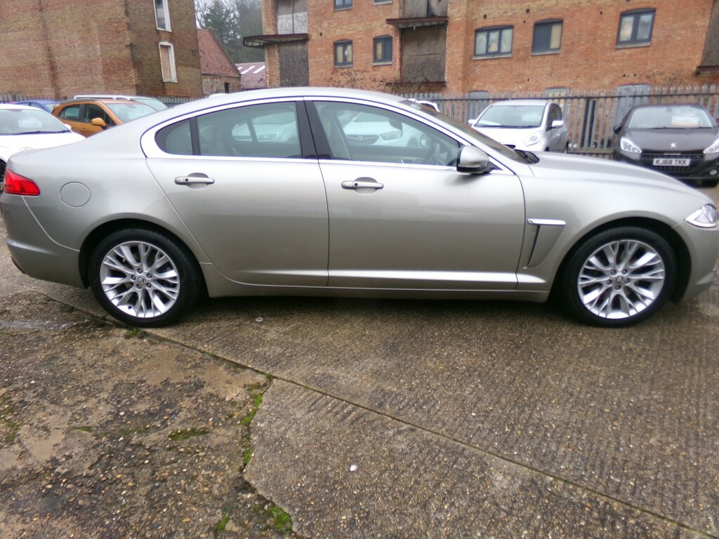 Jaguar XF Saloon 2.2 D Premium Luxury 2011 Gold #3