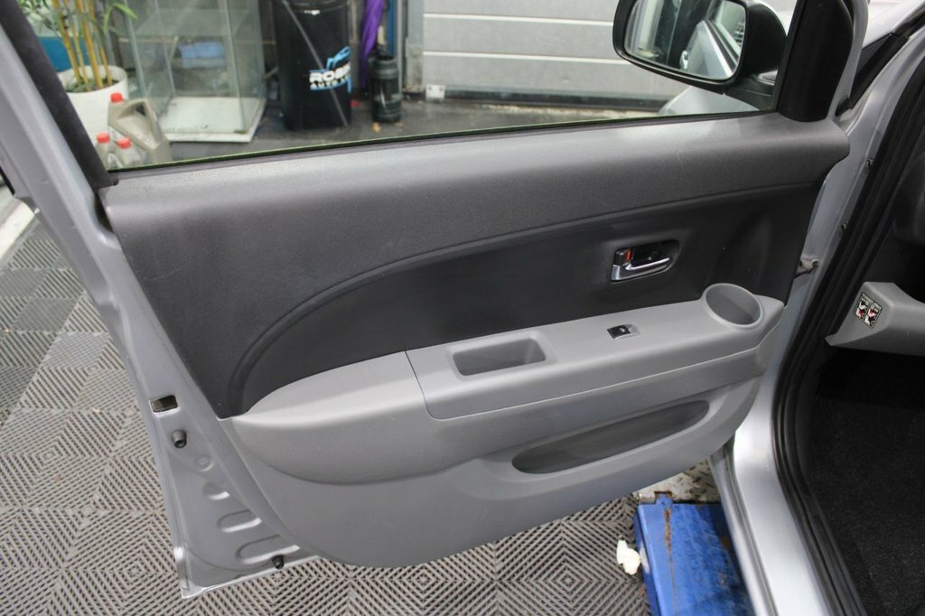 Daihatsu Sirion 1.3 Se Hatchback 137 G Km 85 Bh Silver #19