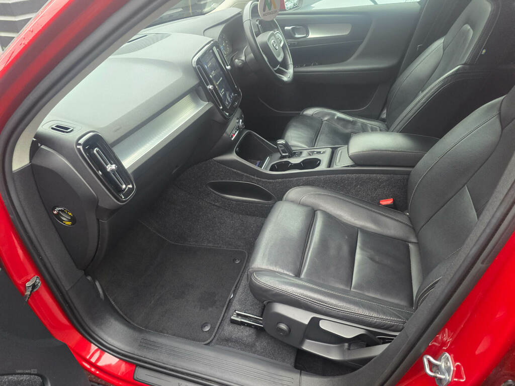 Volvo XC40 2.0 D3 Momentum Pro Geartronic HX19MVE Red #5