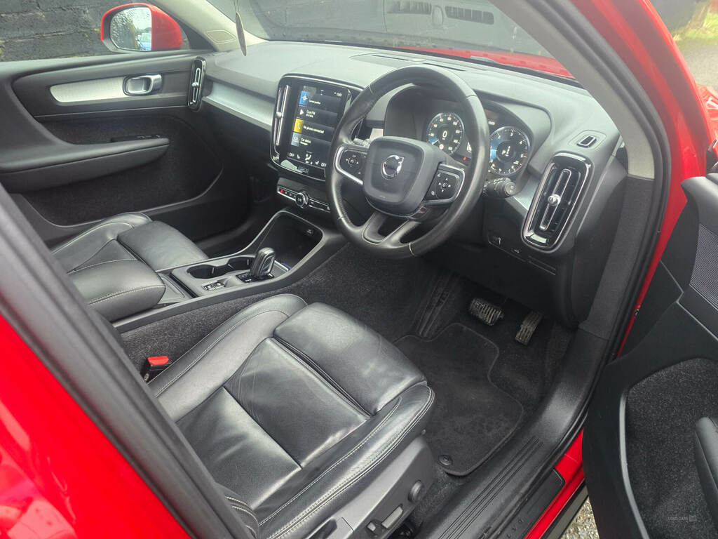 Volvo XC40 2.0 D3 Momentum Pro Geartronic HX19MVE Red #4