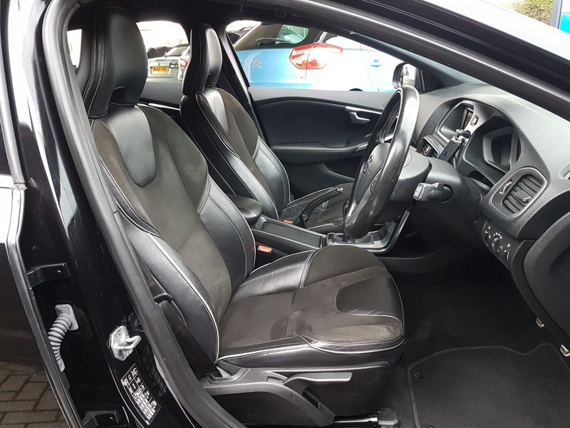 Volvo V40 D2 R-design VE65NJJ Black #2