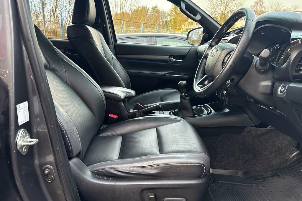 Toyota HILUX Invincible X Dcab Pick Up 2.8 D-4d Grey #6