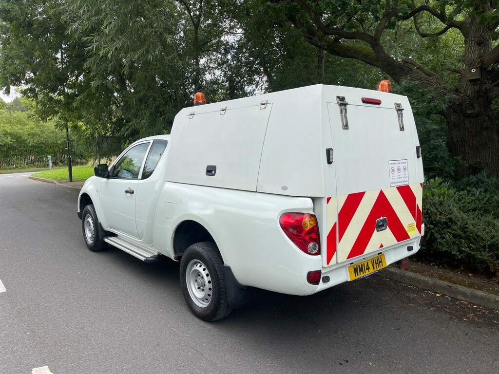 Mitsubishi L200 Di-d 4X4 4Life Club Cab White #4