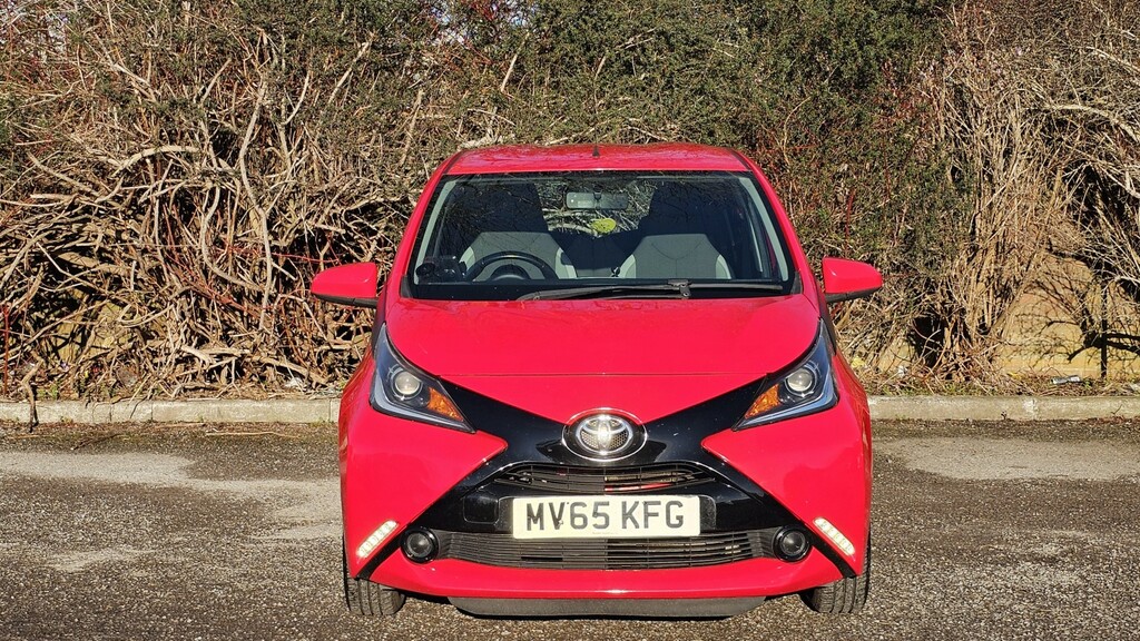 Toyota Aygo 1.0 Vvt-i X-play MV65KFG Red #2