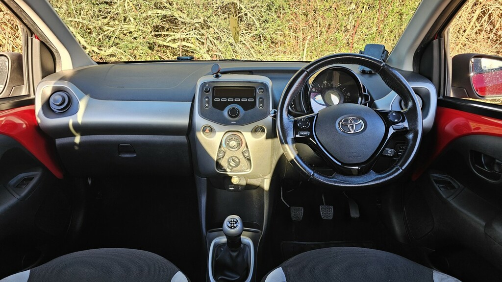 Toyota Aygo 1.0 Vvt-i X-play MV65KFG Red #6
