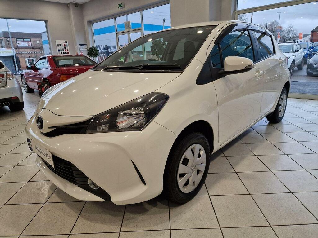 Toyota Vitz Hatchback 1.3 4X4 201464 #3