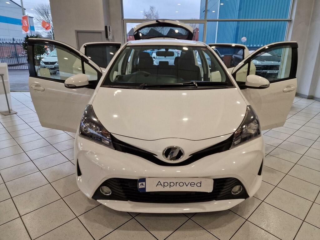 Toyota Vitz Hatchback 1.3 4X4 201464 #2