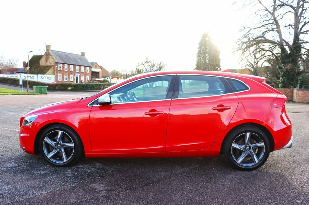 Volvo V40 1.6L R-design Lux Red #6