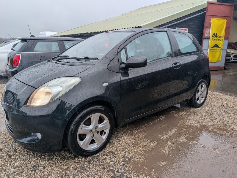 Toyota Yaris Vvti T Spirit Black #4