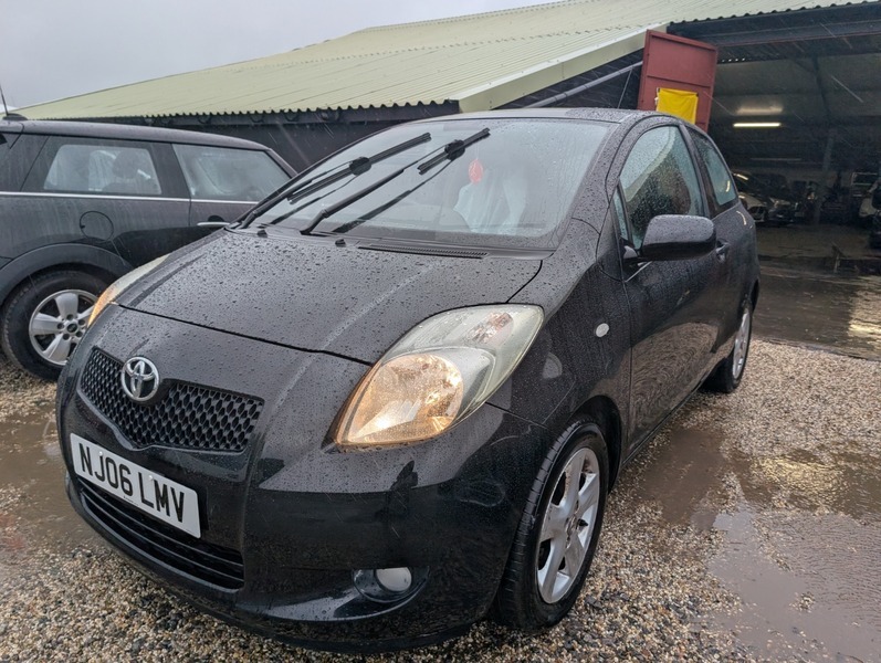 Toyota Yaris Vvti T Spirit Black #5