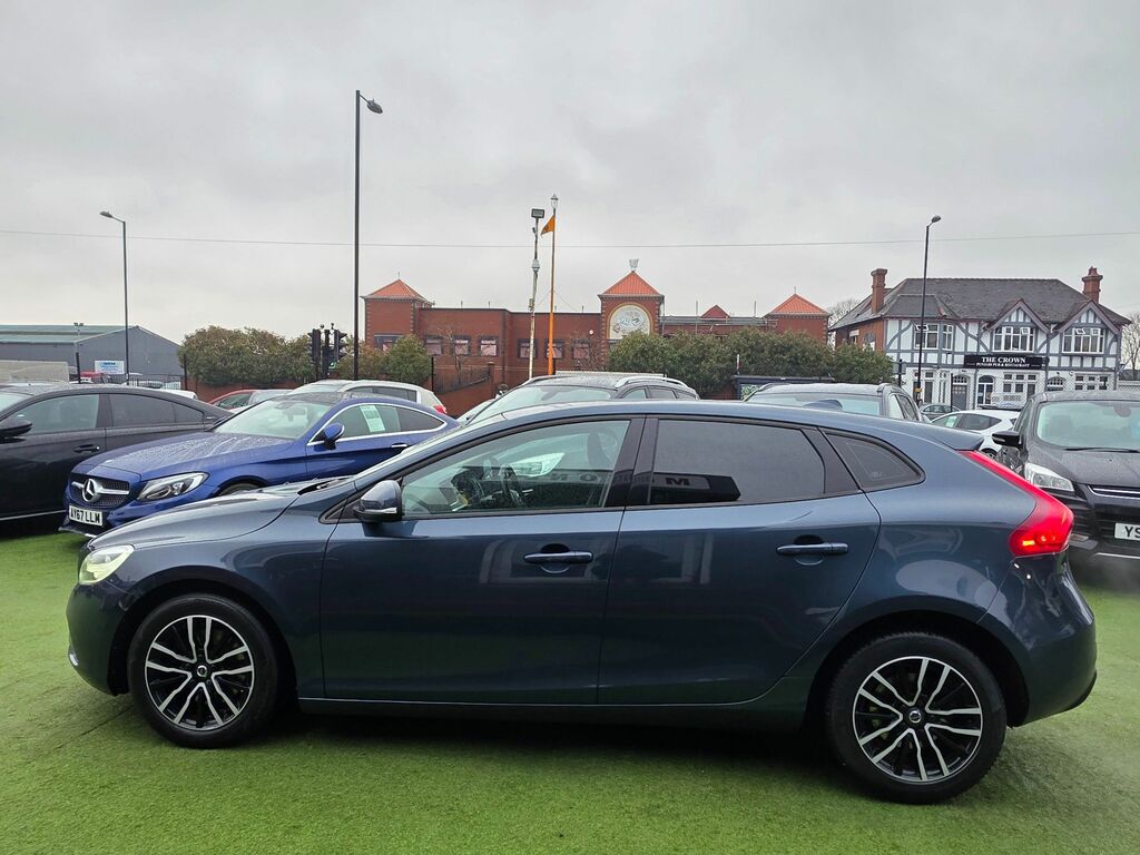 Volvo V40 2.0 T2 Momentum Edition 121 Bhp YR69MJJ Blue #6