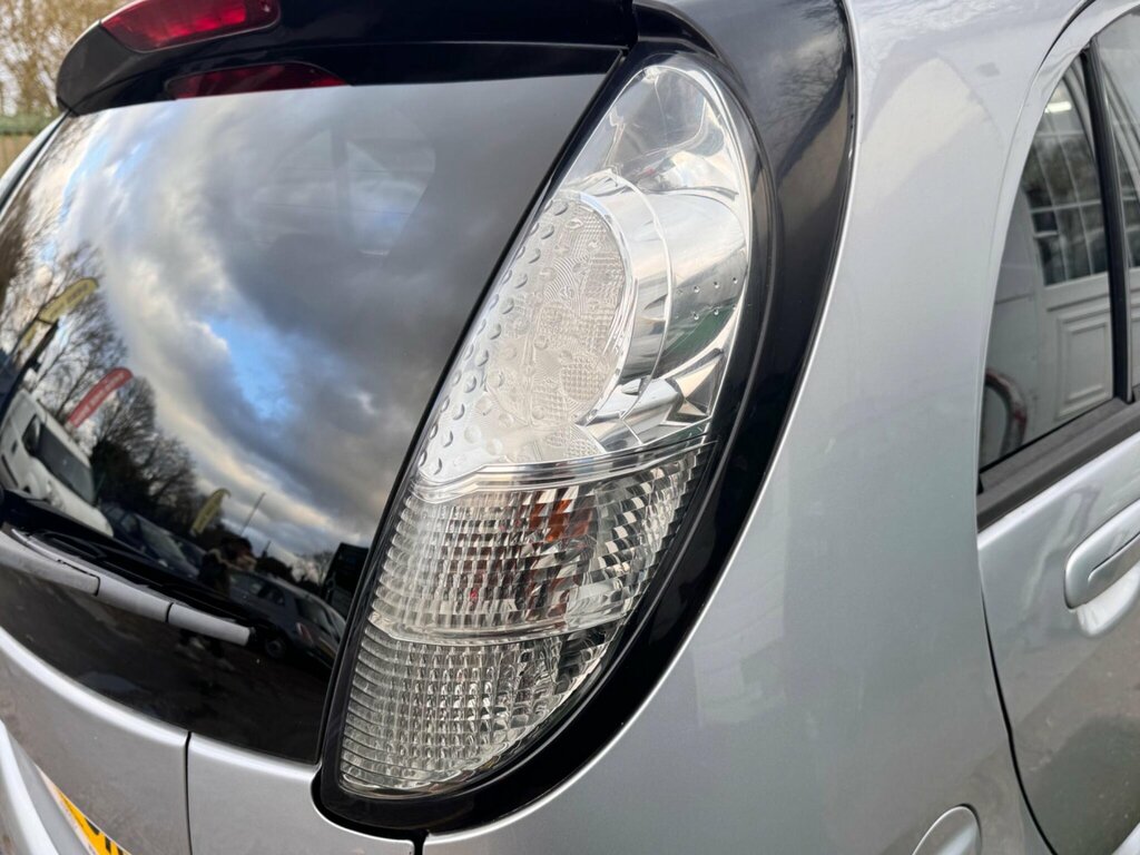Mitsubishi i-MiEV Hatchback 66 Ps White #24