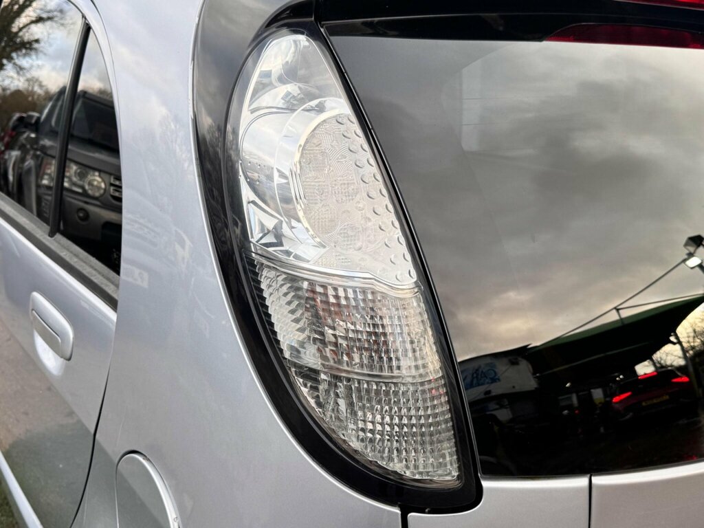 Mitsubishi i-MiEV Hatchback 66 Ps White #25