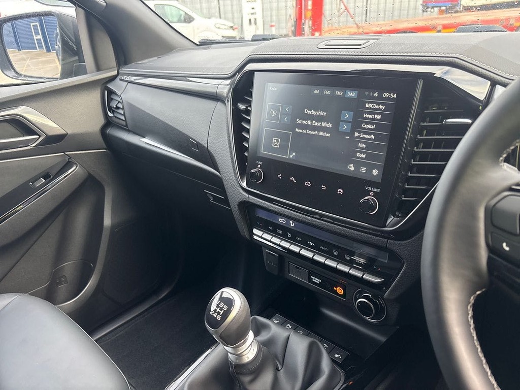 Isuzu D-Max 1.9 V-cross Double Cab 4 X4 FG75XMX Black #6