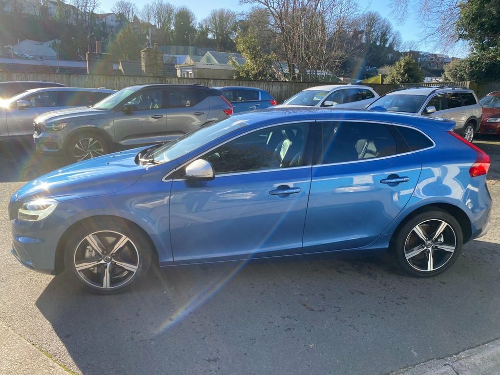 Volvo V40 2019 1.5 T3 R-design Edition Hatchback Blue #2