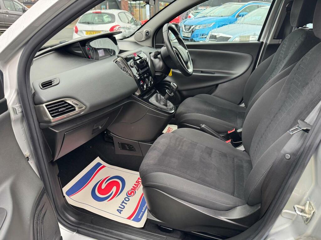 Chrysler Ypsilon Hatchback Black #26