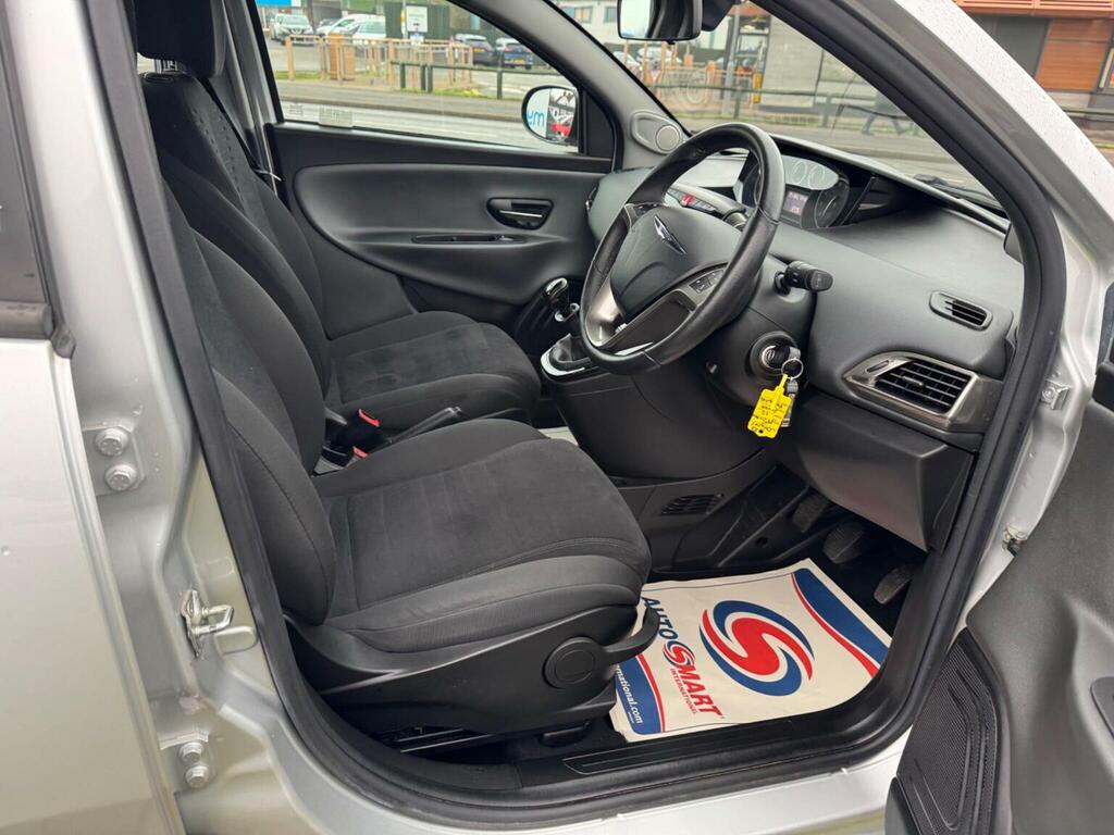 Chrysler Ypsilon Hatchback Black #11