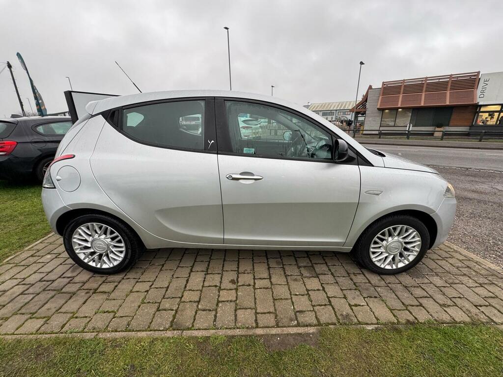 Chrysler Ypsilon Hatchback Black #7