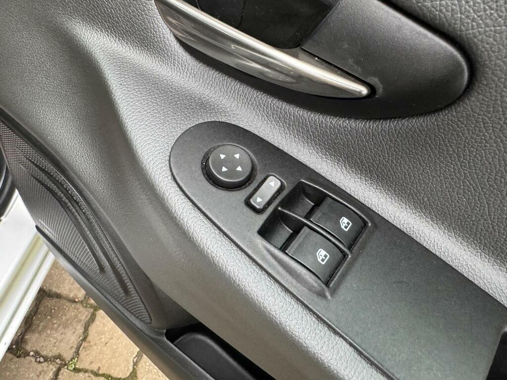 Chrysler Ypsilon Hatchback Black #18