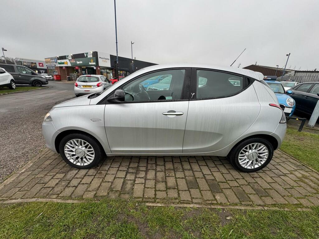 Chrysler Ypsilon Hatchback Black #5