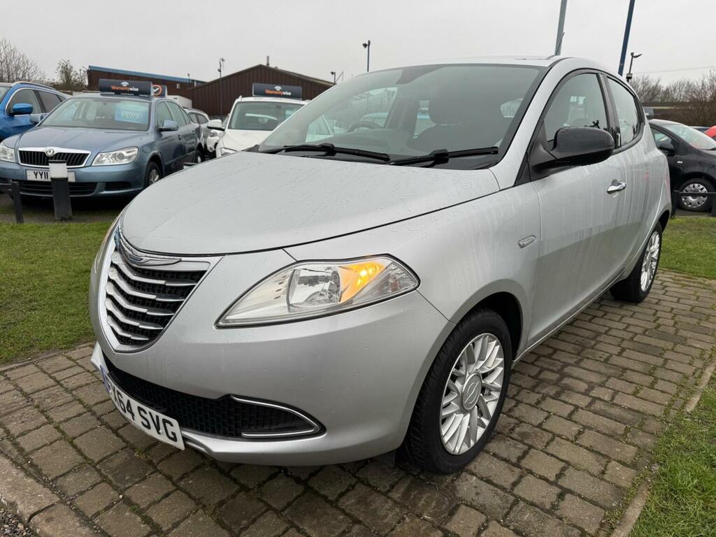 Chrysler Ypsilon Hatchback Black #3