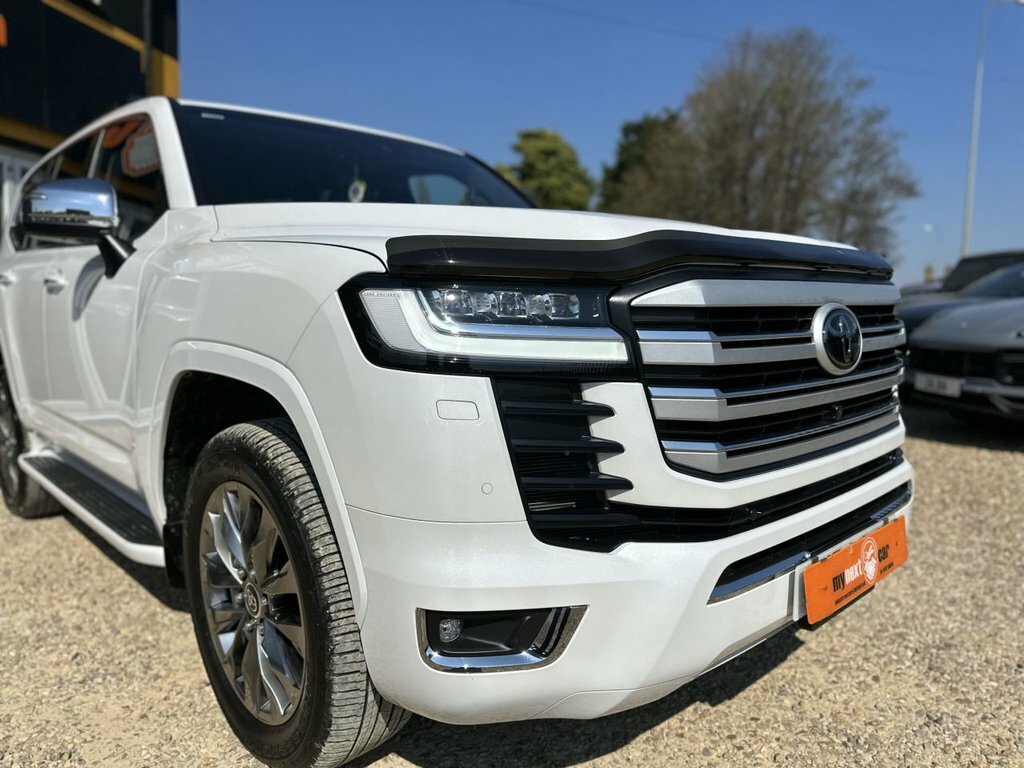 Toyota Land Cruiser 3.3L Twin-turbo 300 V6 Td Sahara Zx White #2