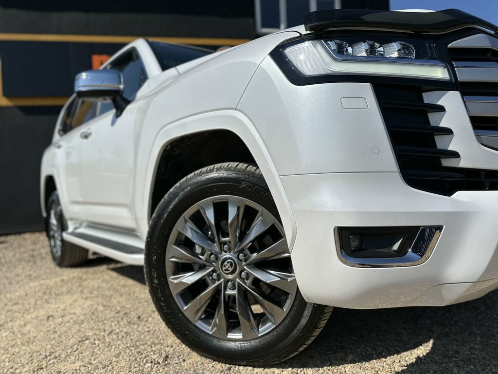 Toyota Land Cruiser 3.3L Twin-turbo 300 V6 Td Sahara Zx White #3