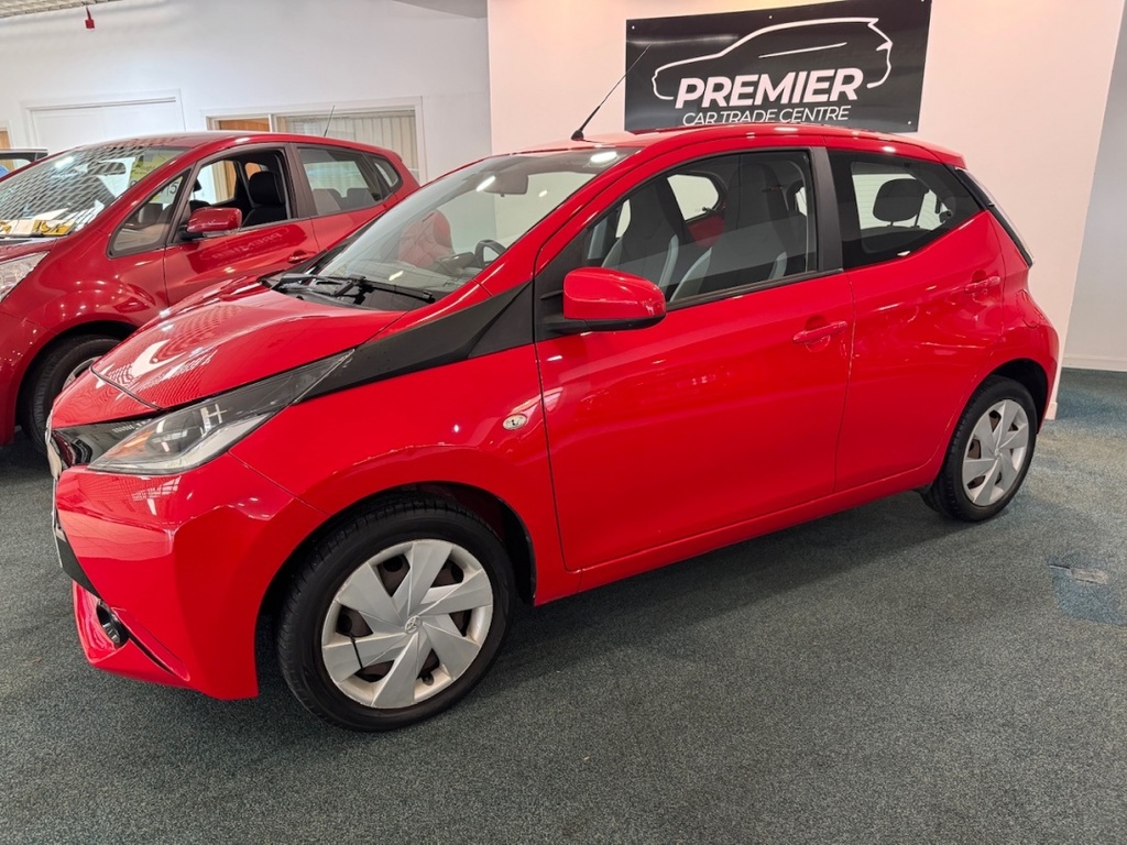 Toyota Aygo 1.0 Vvt-i X-play DP66GHH Red #2