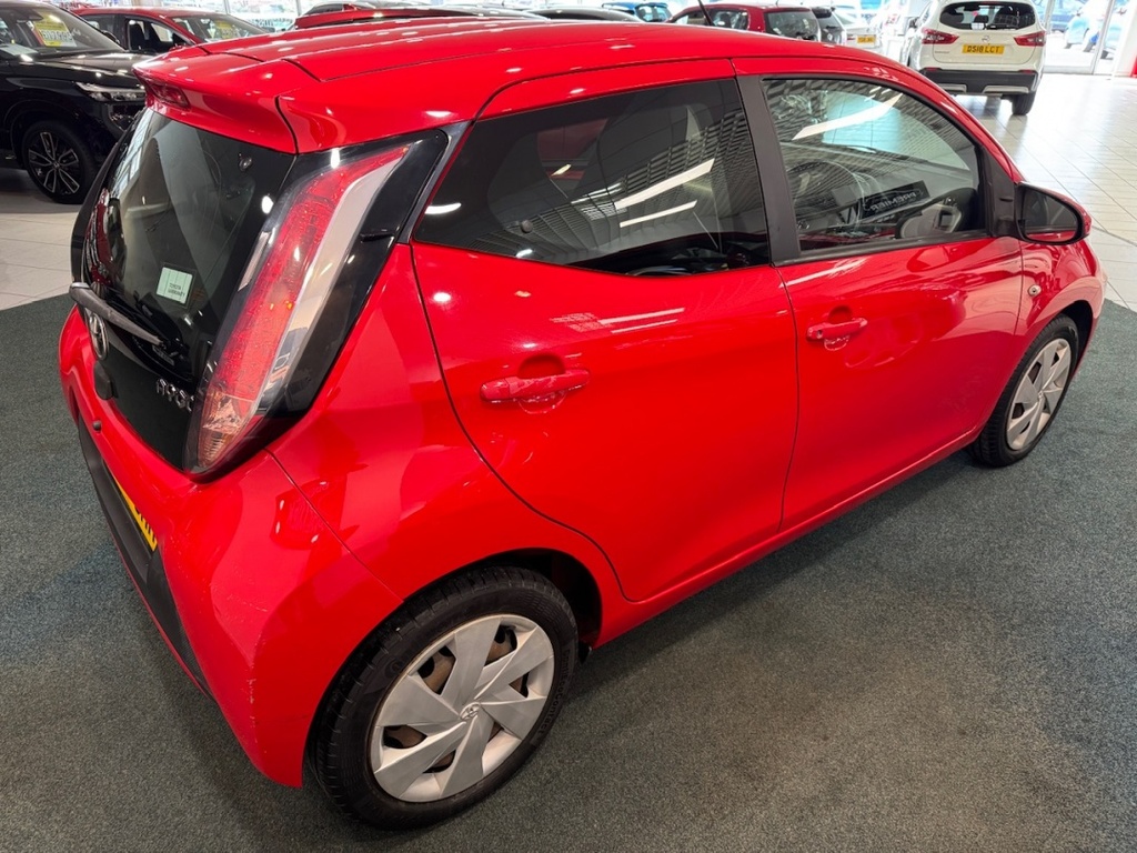 Toyota Aygo 1.0 Vvt-i X-play DP66GHH Red #6