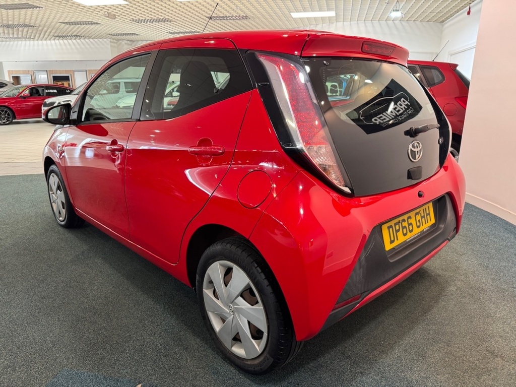 Toyota Aygo 1.0 Vvt-i X-play DP66GHH Red #4