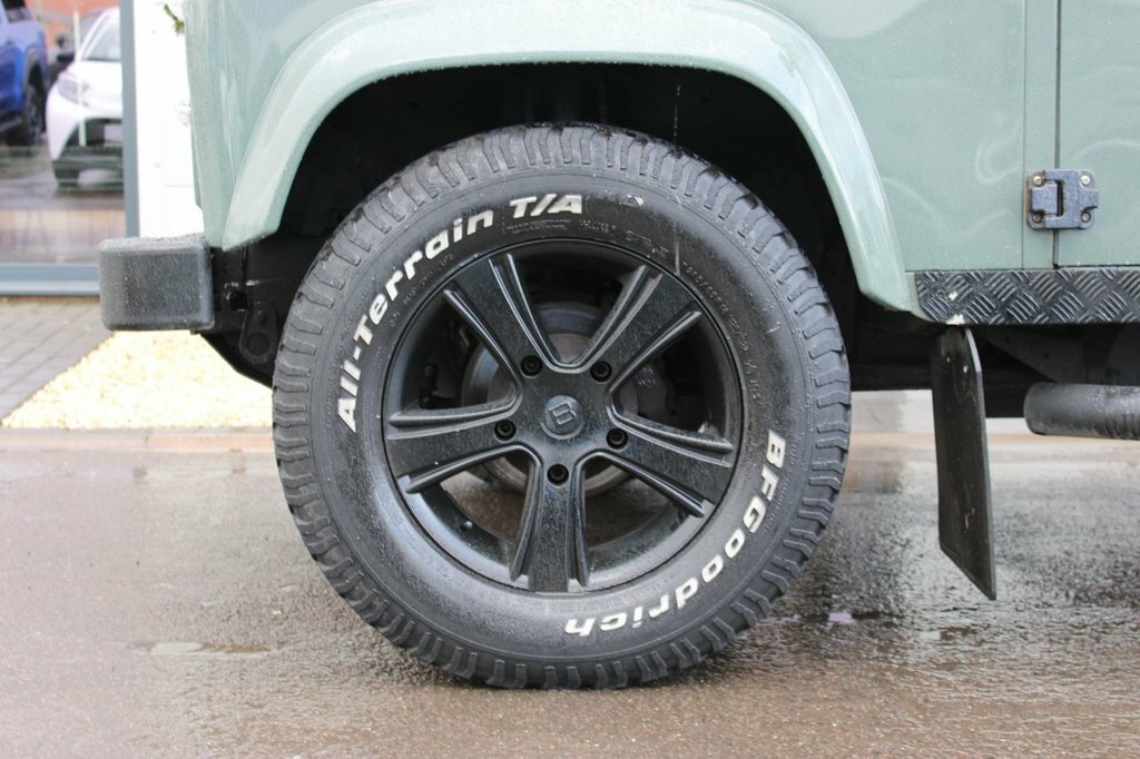 Land Rover Defender 2.2L Xs Green #4
