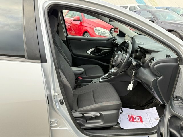 Toyota Yaris Vvt-h Design Hatchback EO70PNZ Silver #4