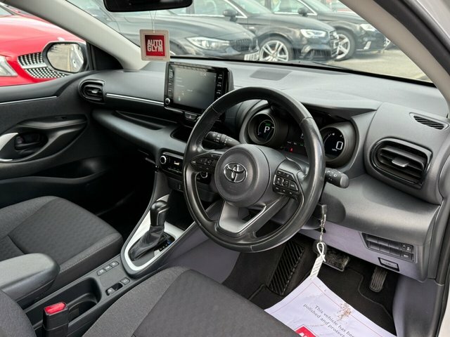 Toyota Yaris Vvt-h Design Hatchback EO70PNZ Silver #5