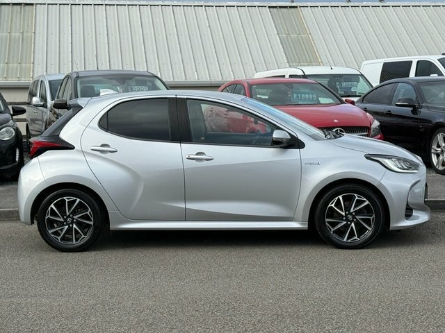 Toyota Yaris Vvt-h Design Hatchback EO70PNZ Silver #2