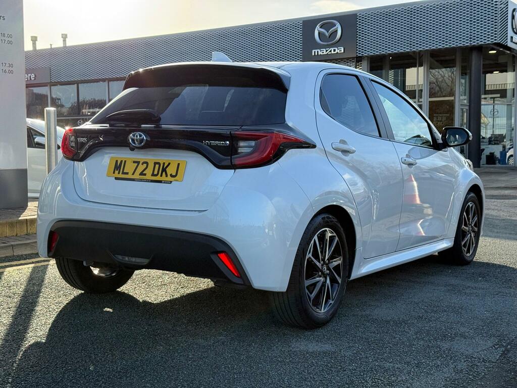 Toyota Yaris 1.5 Hybrid Design Cvt ML72DKJ White #2