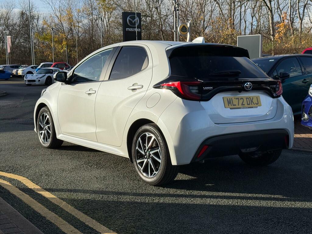 Toyota Yaris 1.5 Hybrid Design Cvt ML72DKJ White #4