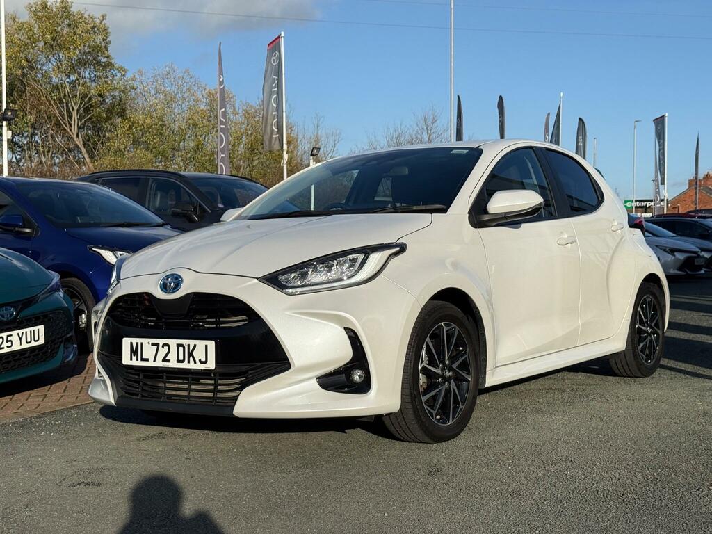 Toyota Yaris 1.5 Hybrid Design Cvt ML72DKJ White #3