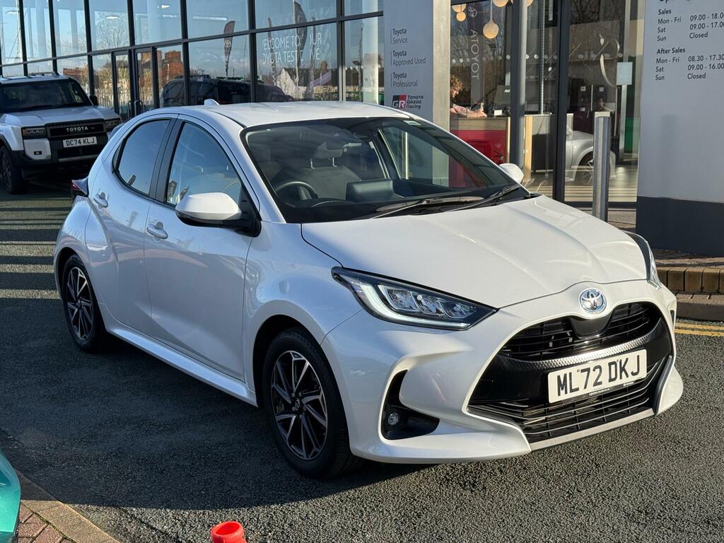 Toyota Yaris 1.5 Hybrid Design Cvt White