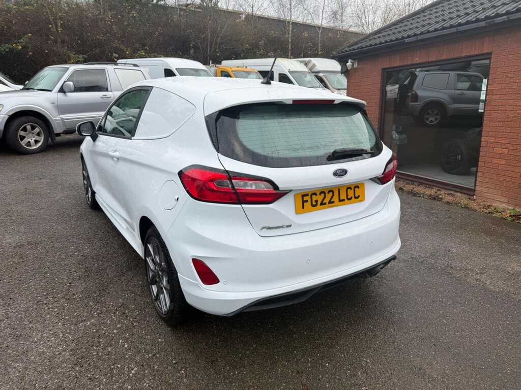 Ford Fiesta Mpv FG22LCC White #5