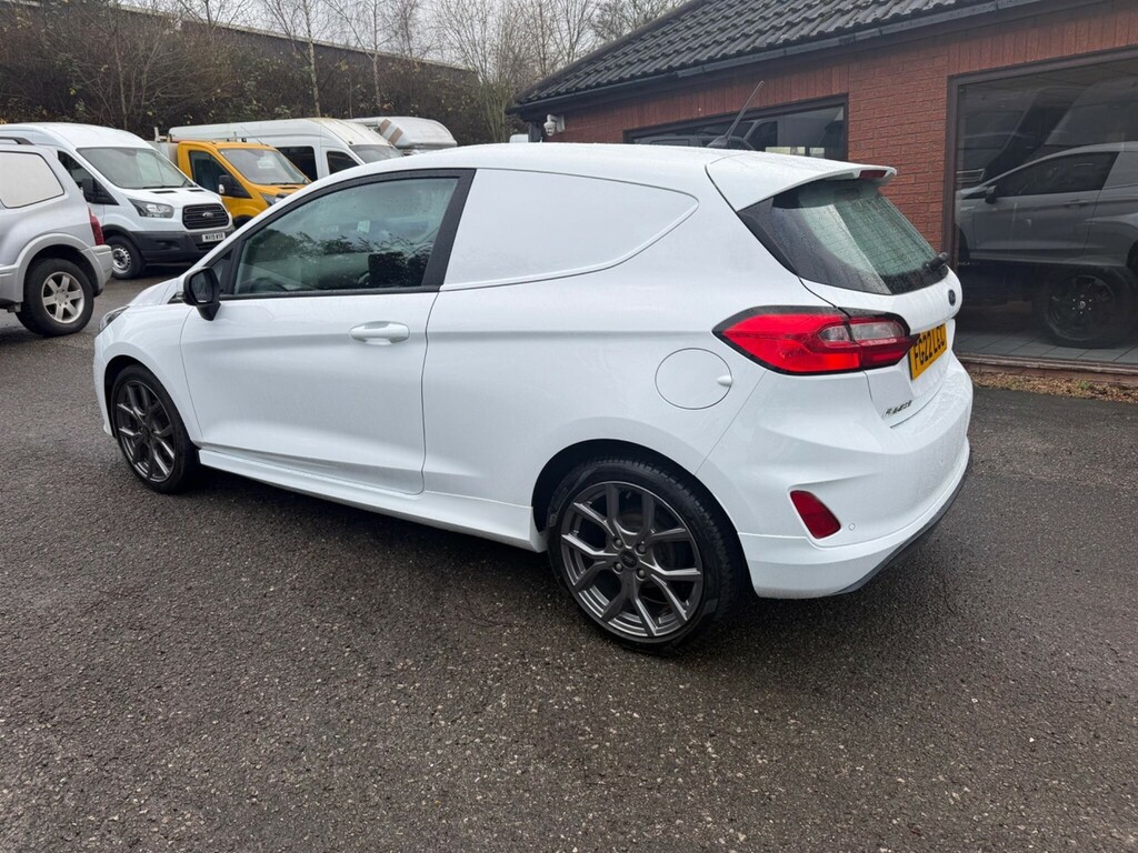 Ford Fiesta Mpv FG22LCC White #4