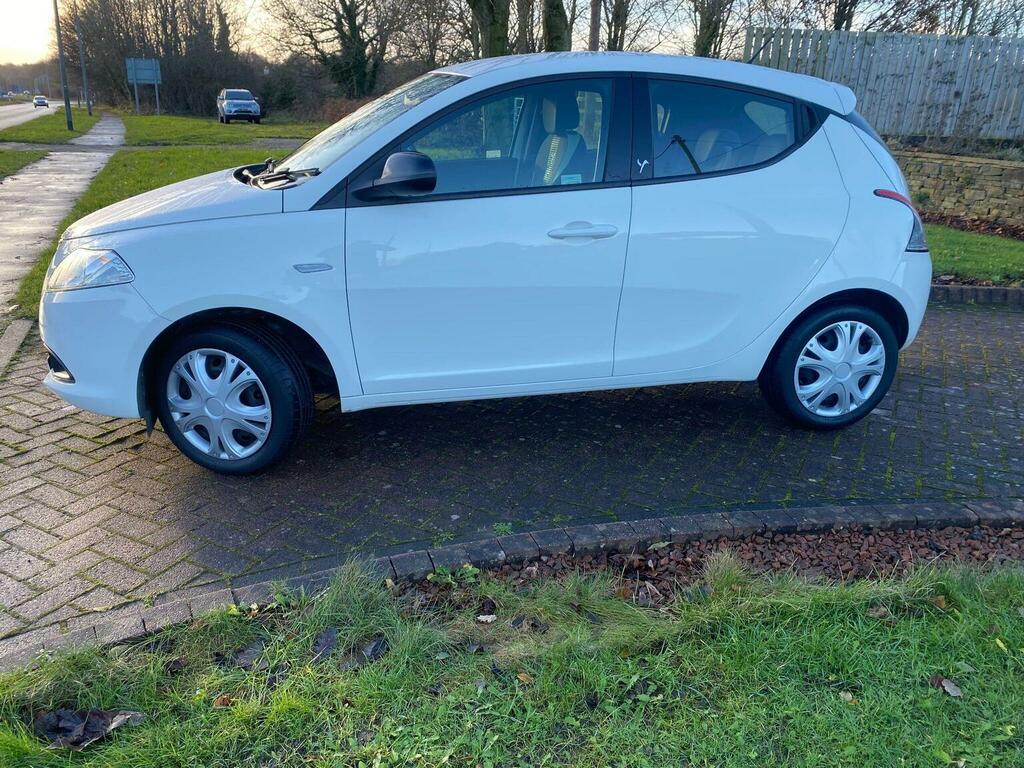 Chrysler Ypsilon 1.2 Silver Euro 6 201464 White #2