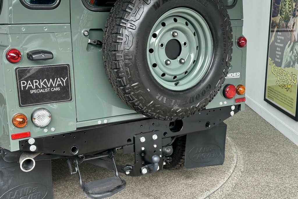 Land Rover Defender 110 Xs Heritage Style VO12RDX Green #4