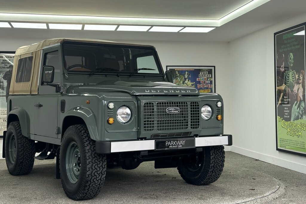 Land Rover Defender 2.2 Soft Top Heritage Design Green