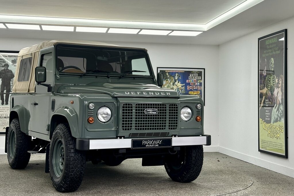 Land Rover Defender 2.2 Soft Top Heritage Design Green