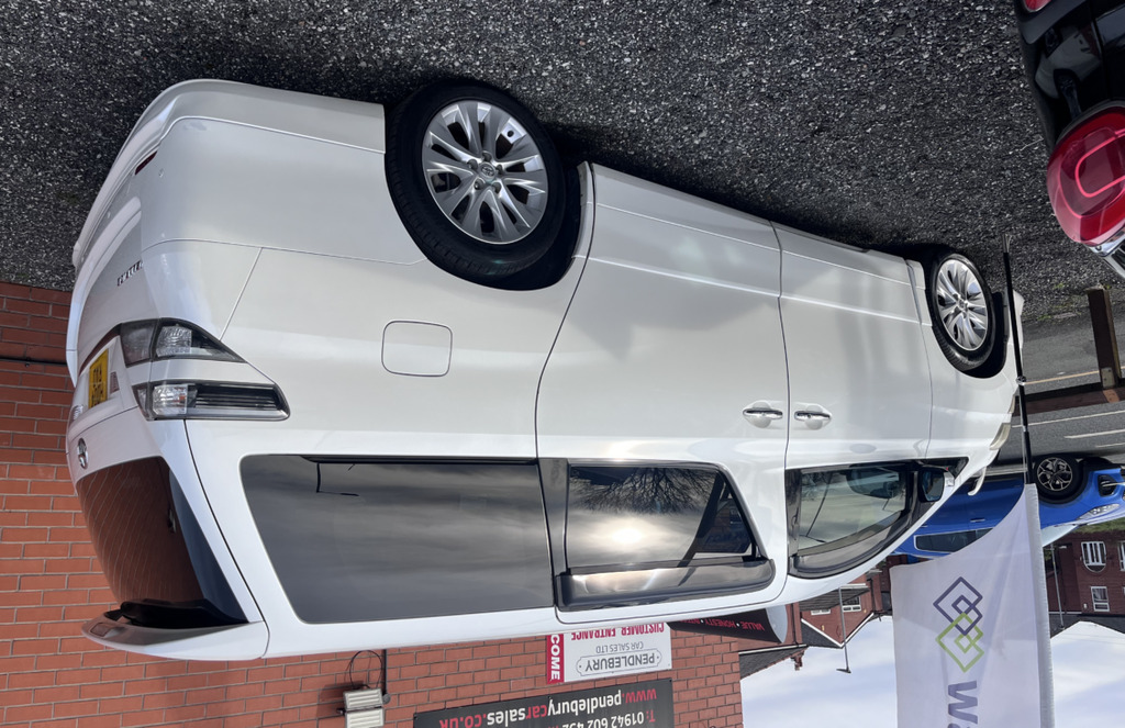Toyota Vellfire Suv Black #2