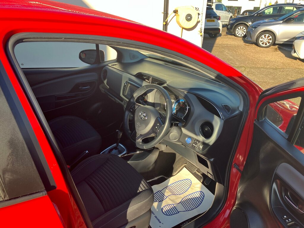 Toyota Yaris Design 1.5 Vvt-h Hybrid E-cvt Euro 6 Red