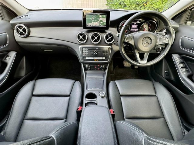 Mercedes-Benz GLA Class 2018 1.6 Gla200 Se Suv 7G-dct Euro 6 S YP18MXF White #3